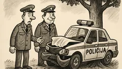 Joks: Divi policisti ietriecas kokā...
